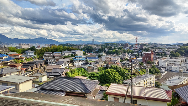 路地を歩いて登っていくと…